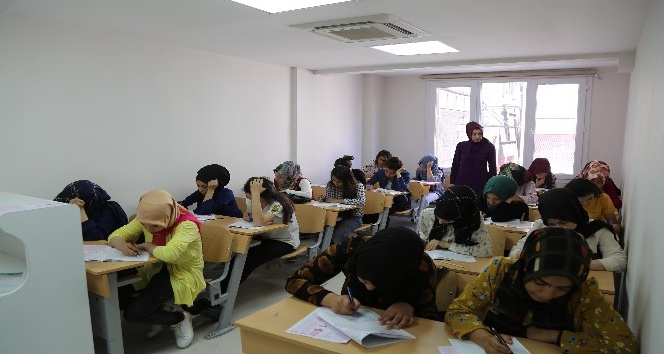 Haliliye Belediyesi öğrencileri sınava hazırlıyor