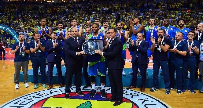 Şampiyon Fenerbahçe Doğuş kupasını aldı