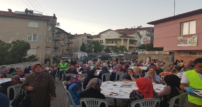 Devrek Belediyesi sokak iftarında vatandaşlar bir araya geldi