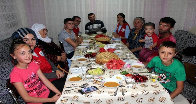 Gençler Ahıska Türkü ailelerin iftar sofrasına ortak oldu
