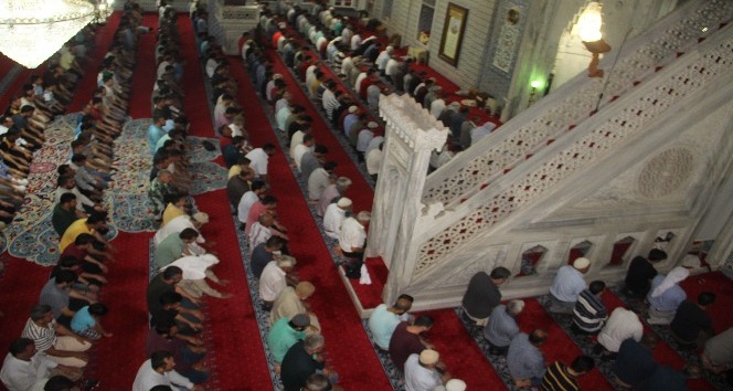 Binlerce kişi Ramazan ayını son teravih namazıyla Balıklıgöl’de uğurladı