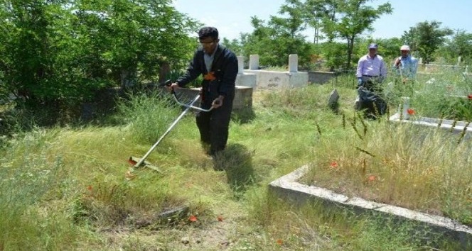 Erciş’te mezarlıklar bayrama hazır
