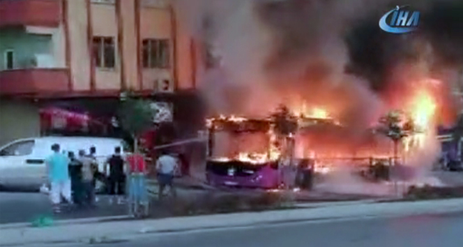 Özel halk otobüsü alev alev yandı! O anlar kamerada
