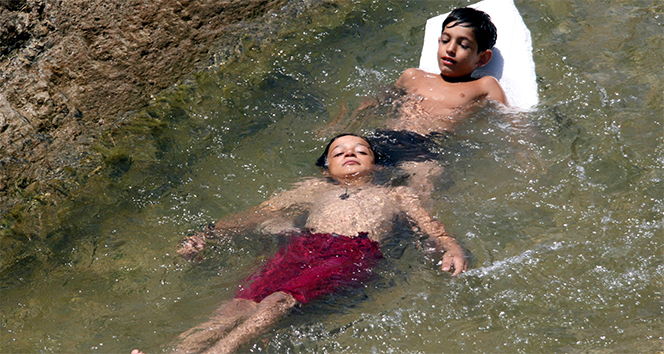 Çocukların su kanalında tehlikeli rafting keyfi