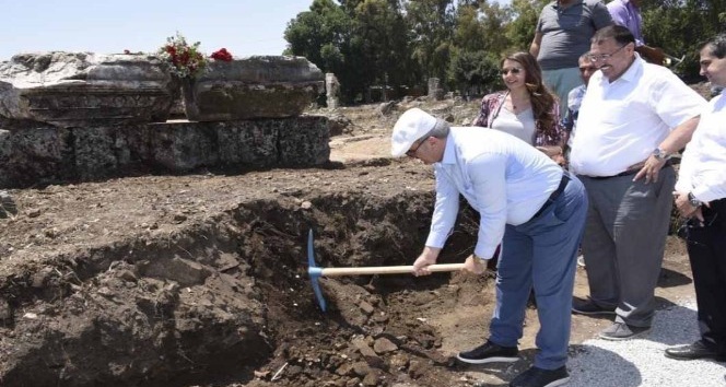 Valinin ilk kazmayı vurduğu yerde dünyanın ilk kadın belediye başkanının anıt mezarının podyumu çıktı