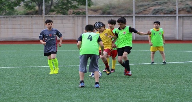 Yaz Futbol Okulu antrenmanlara başladı