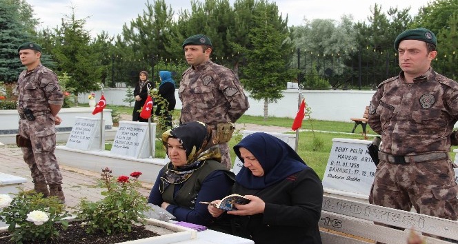 Sivas’ta vatandaşlar mezarlıklara akın etti