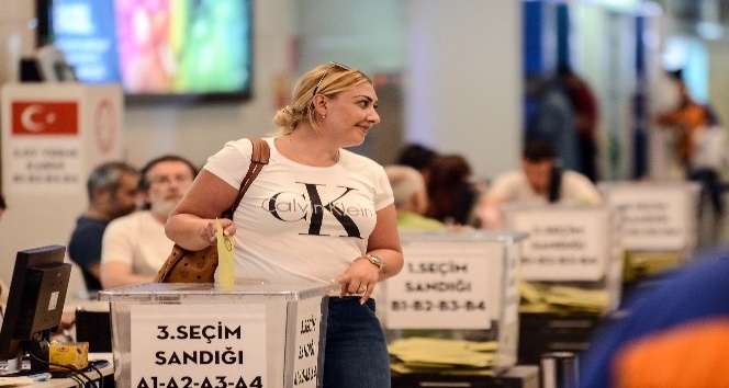 Atatürk Havalimanı’nda oy kullanma işlemi devam ediyor