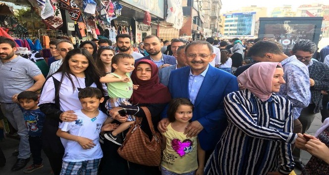 Bakan Özhaseki bayram alışverişi yapan vatandaşlarla buluştu