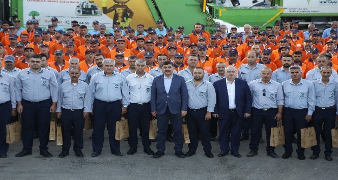 Başkan Fadıloğlu, temizlik personelleriyle bayramlaştı
