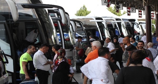 Konya şehirler arası otobüs terminalinde bayram yoğunluğu