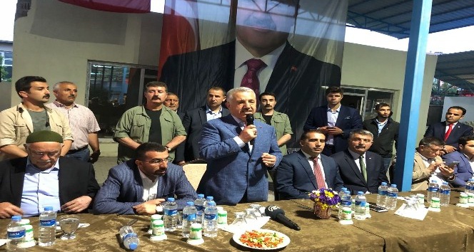 Bakan Arslan Kağızman’da 5 bin kişiyle iftar açtı