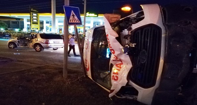Hatay’da ambulansla otomobil çarpıştı: 5 yaralı