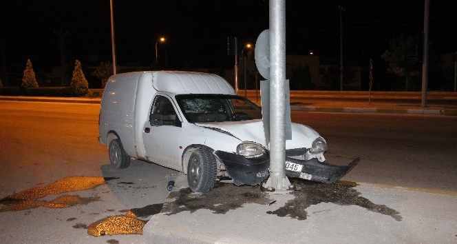 Hafif ticari araç trafik lambasının direğine çarptı: 3 yaralı