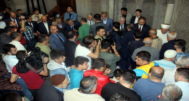 Bakan Özhaseki vatandaşlarla bayramlaştı