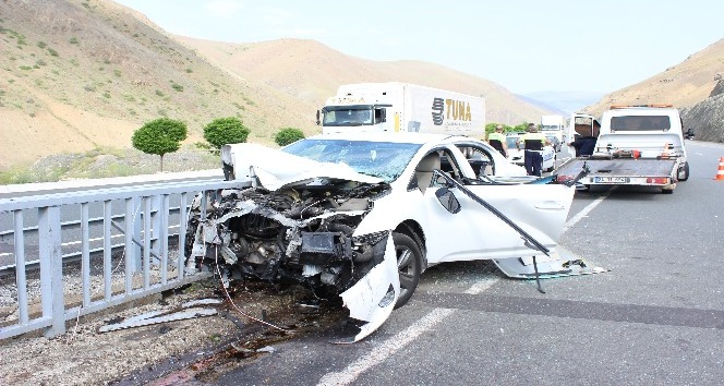 Erzincan’da bariyerlere çarpan otomobildeki 4 kişi yaralandı