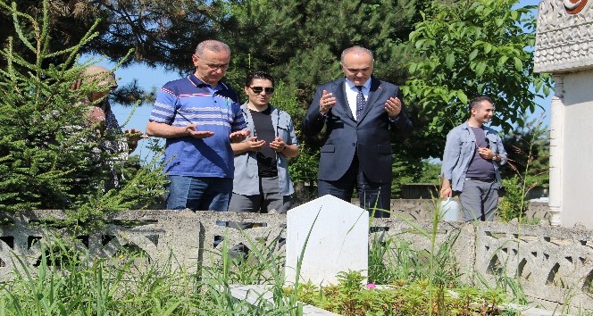 Bakan Özlü, mezarlık ziyareti yaptı