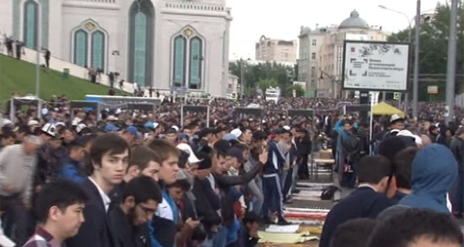 Moskova’da Müslümanlar camiye sığmadı