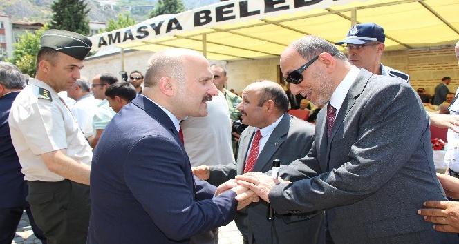 Amasya’da yöneticilerle vatandaşlar bayramlaştı