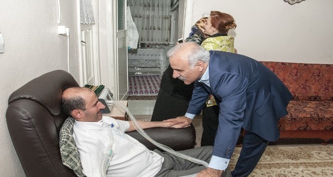 Vali Zorluoğlu ve eşi Sevcan Zorluoğlui, Als hastası Mustafa Çelik ile ailesiyle bayramlaştı