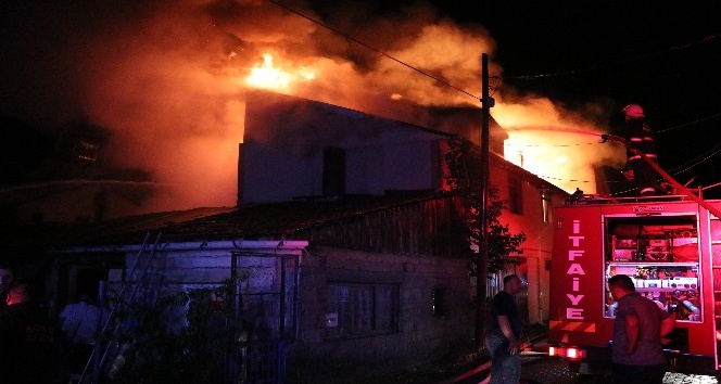Bolu’da, 3 ev, ahır ve odunluk alev alev yandı