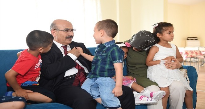 Vali Demirtaş: &quot;Yaşlılarımızı, çocuklarımızı koruyup kollamaya devam edeceğiz”