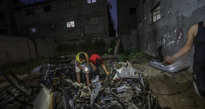 İsrail Gazze&#039;de sivil araca saldırdı