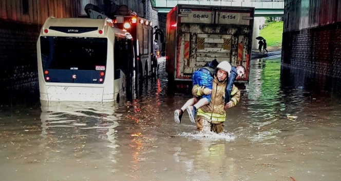 Sağanak yağış İstanbul&#039;u vurdu! Minibüs altgeçitte mahsur kaldı