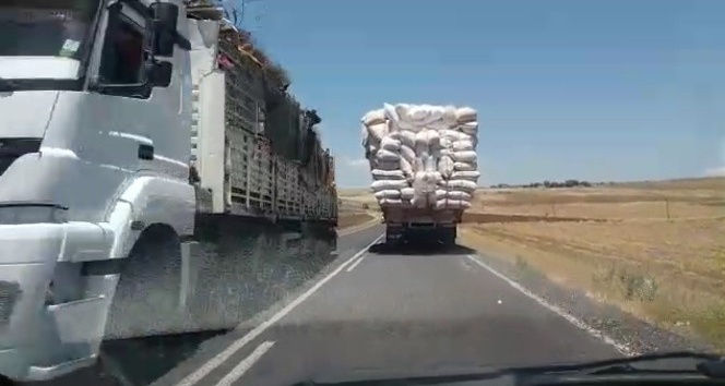 Şanlıurfa’da saman yüklü kamyonun tehlikeli yolculuğu