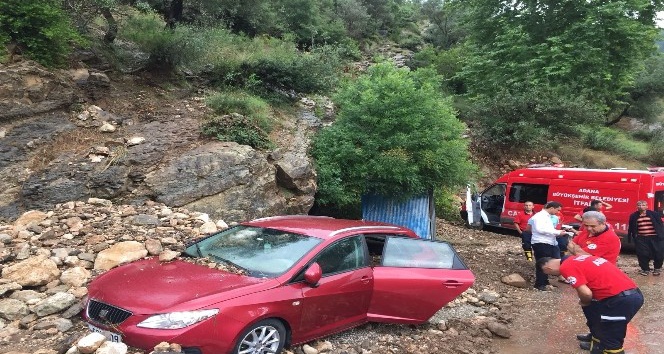 Toprak kayması sonucu otomobilde mahsur kalan 4 kişi kurtarıldı