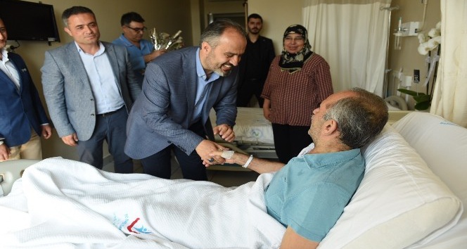 Alinur Aktaş’tan hastalara bayram ziyareti