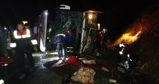 Karaman-Mut Karayolu Sertavul geçidinde bir yolcu otobüsünün devrilmesi sonucu ilk belirlemelere göre, 5 kişi öldü, çok sayıda kişi yaralandı. Olay yerine çok sayıda ambulans sevk edildi.