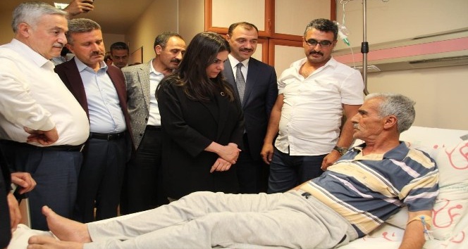 Bakan Sarıeroğlu, kaza geçiren şehit babasını ziyaret etti