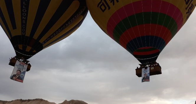 Kapadokya’da balonlar ’Vakit Kapadokya Vakti’ pankartlarıyla havalandı