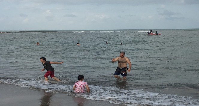 Polis denizde kayıp çocuğu aradı, vatandaş yüzmeye devam etti