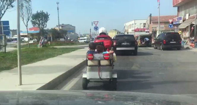 (Özel) Motosiklet kasasında çocukları taşıdı, kendi kask taktı