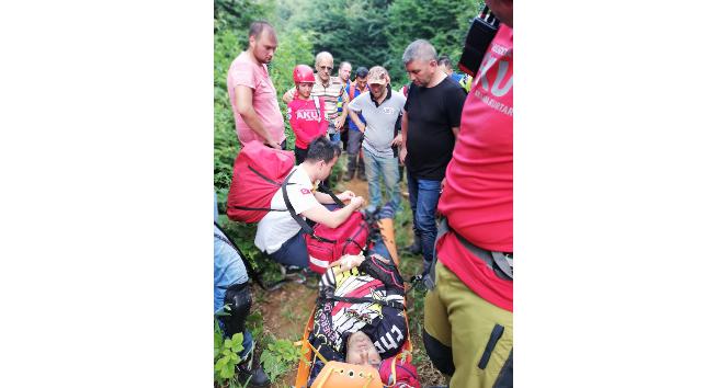 Dağlık alanda yaralanan motosikletçiyi ekipler kurtardı