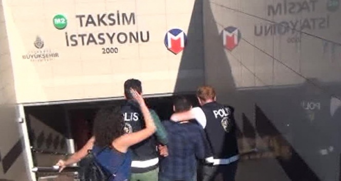 Taksim Metrosu&#039;nda tacizcisine tokat attı