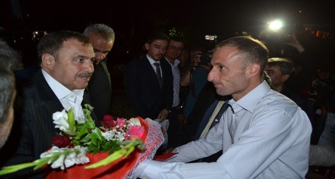 Bakan Eroğlu, Sinanpaşa’da vatandaşlarla bayramlaştı
