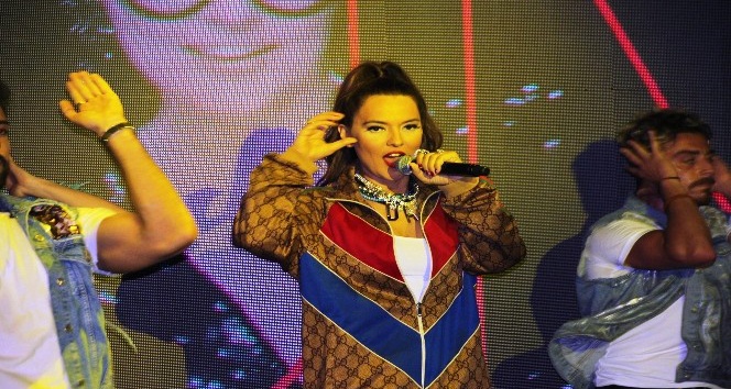 Demet Akalın sahneye eşofmanla çıktı