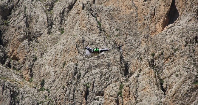 900 metreden Wingsuit atlayışları nefes kesti