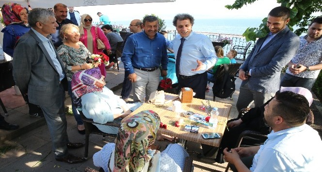 Başkan Karabacak, vatandaşlara karanfil dağıttı