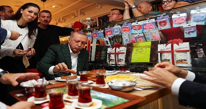 Cumhurbaşkanı Erdoğan Samsun simidi yedi