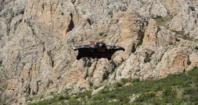 200 kilometre hızla kayalıkların üzerinden süzülen pilotlar nefes kesti