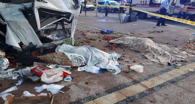 Kamyonet ile otomobil çarpıştı: 2 ölü, 6 yaralı
