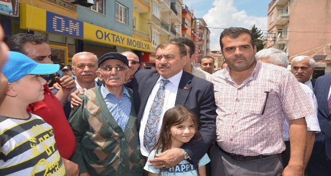 Bakan Eroğlu, Dinar’da vatandaşlarla bayramlaştı