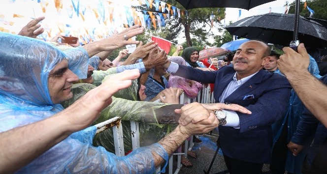 Bakan Çavuşoğlu, Burdur’da yağmur ve doluya yakalandı