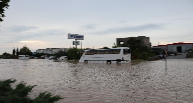 Denizli-Afyonkarahisar karayolu sel nedeniyle 1,5 saat ulaşıma kapandı