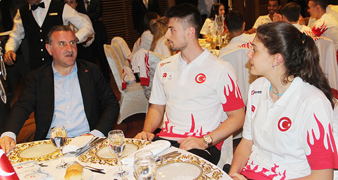 Bakan Osman Aşkın Bak, milli sporcularla bir araya geldi