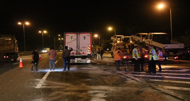 TEM’de iki kamyon çarpıştı: 1 yaralı